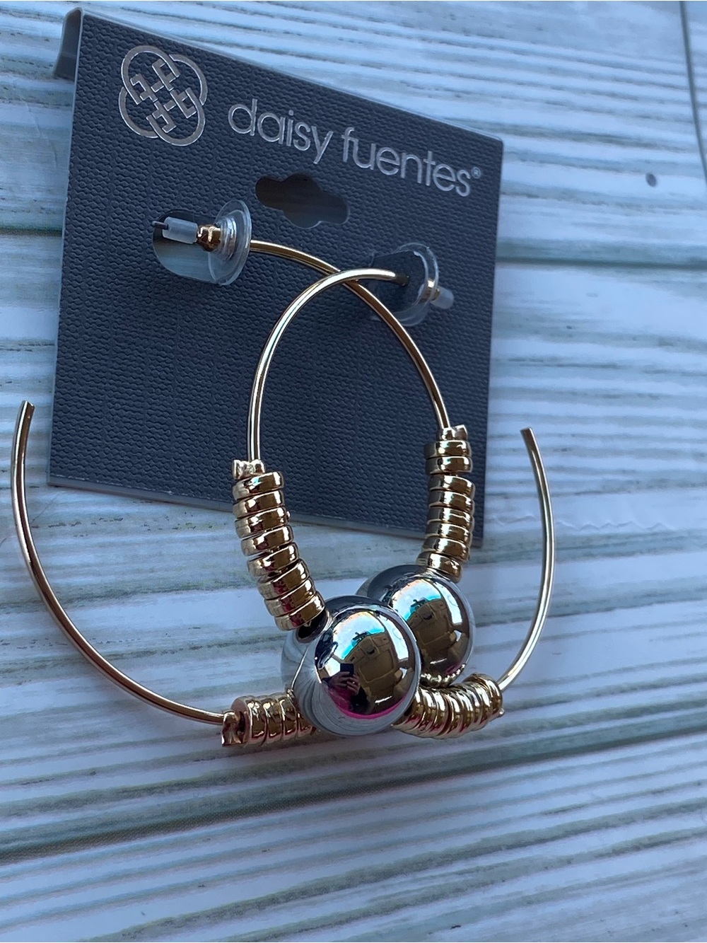 NEW daisy Fuentes, gold tone hoop earrings